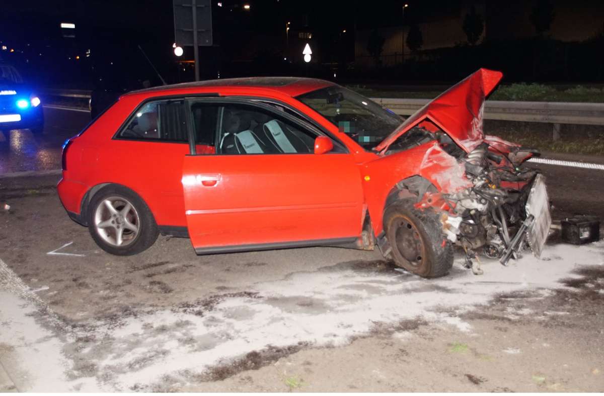 Der Audi musste nach dem Unfall abgeschleppt werden.