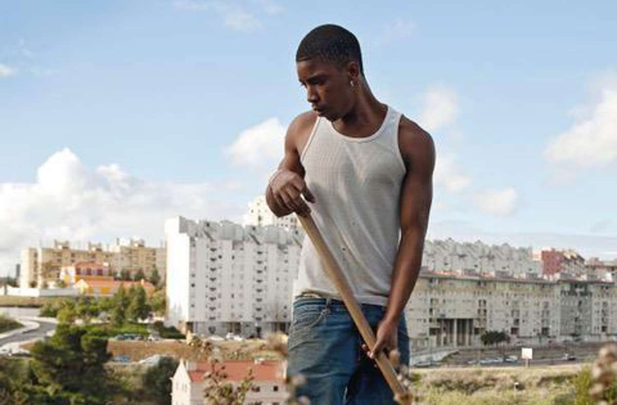 Ein junger Einwanderer bei der Arbeit in einem Neubauviertel. Welchen Traum träumt er?