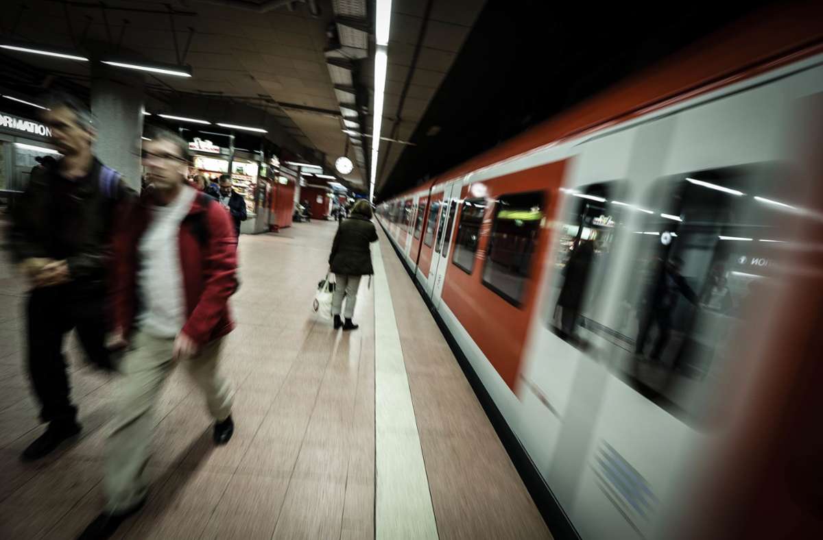 Vorfall in Stuttgarter S-Bahn: Junge Frau unsittlich berührt – Polizei sucht Zeugen