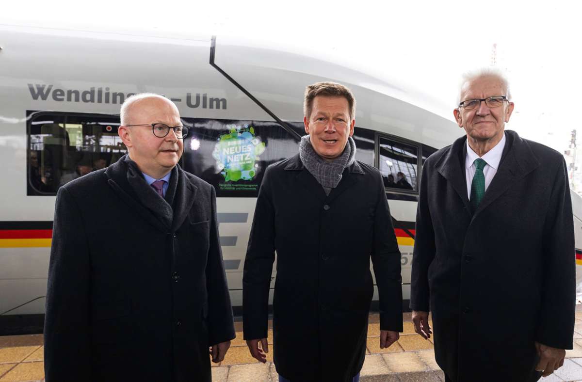 Die Neubaustrecke von Wendlingen nach Ulm ist offiziell von  Verkehrsstaatssekretär Michael Theurer (FDP), Bahn-Chef Richard Lutz und dem baden-württembergischen Ministerpräsidenten Winfried Kretschmann (Grüne) (v. li. n. re.) eröffnet worden.