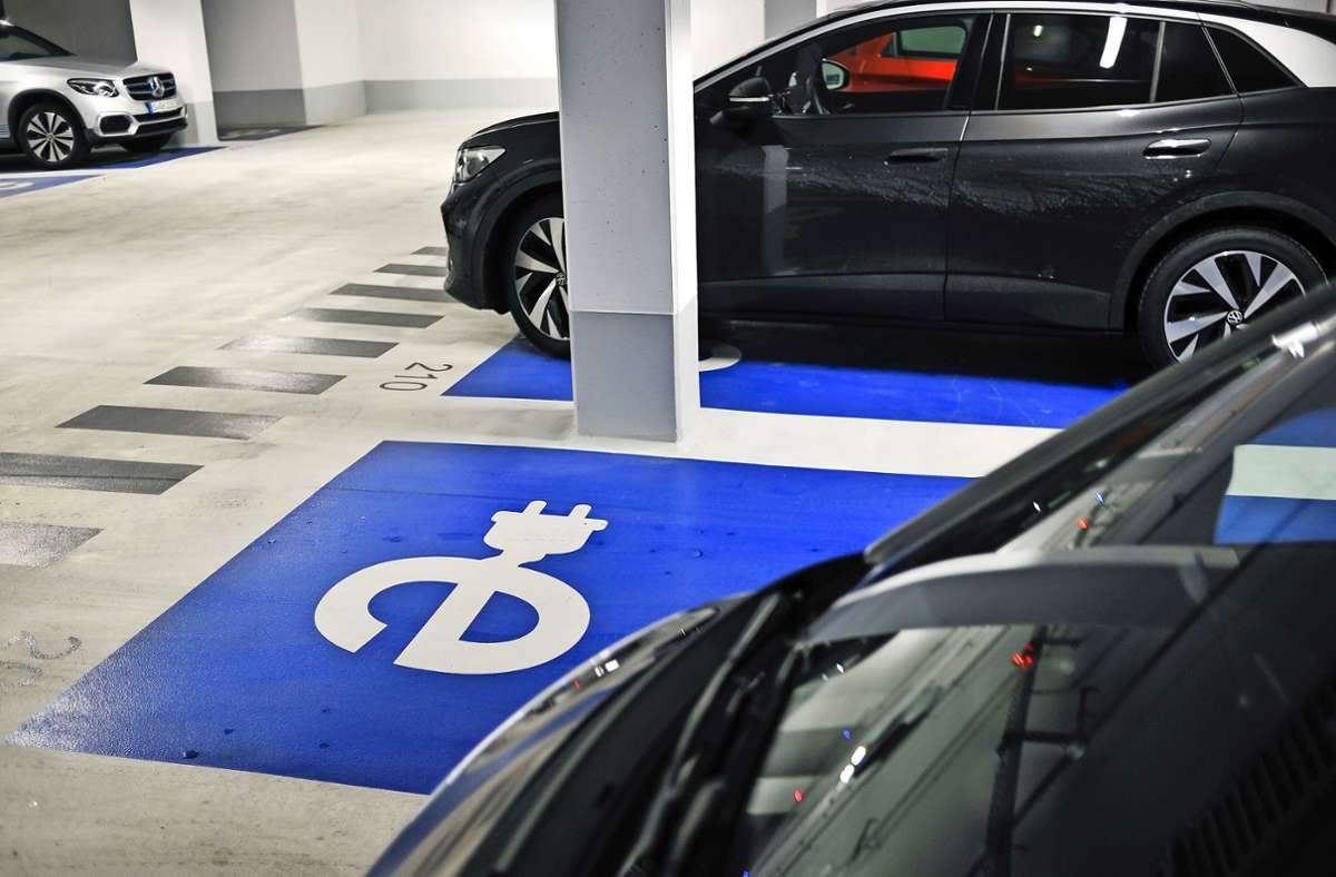 Die Möglichkeiten, ein E-Auto in öffentlichen Garagen zu laden, sind bisher rar. In Stuttgart wird jetzt aufgerüstet. Foto: Lichtgut/Max Kovalenko