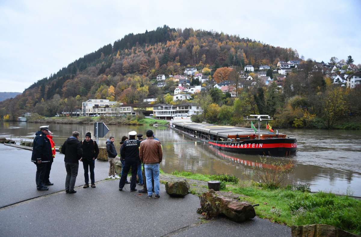 Eberbach: Schiff blockiert den Neckar