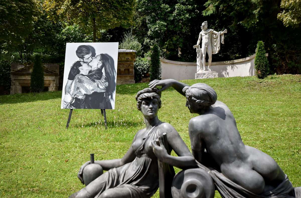 Wetterfeste Bilder von küssenden Paaren sind im Städtischen Lapidarium zu sehen.