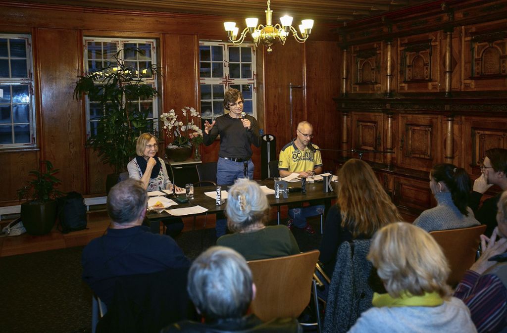 Im Trauzimmer präsentierte Andreas Roos (rechts) Autoren in lyrischen Duetten.