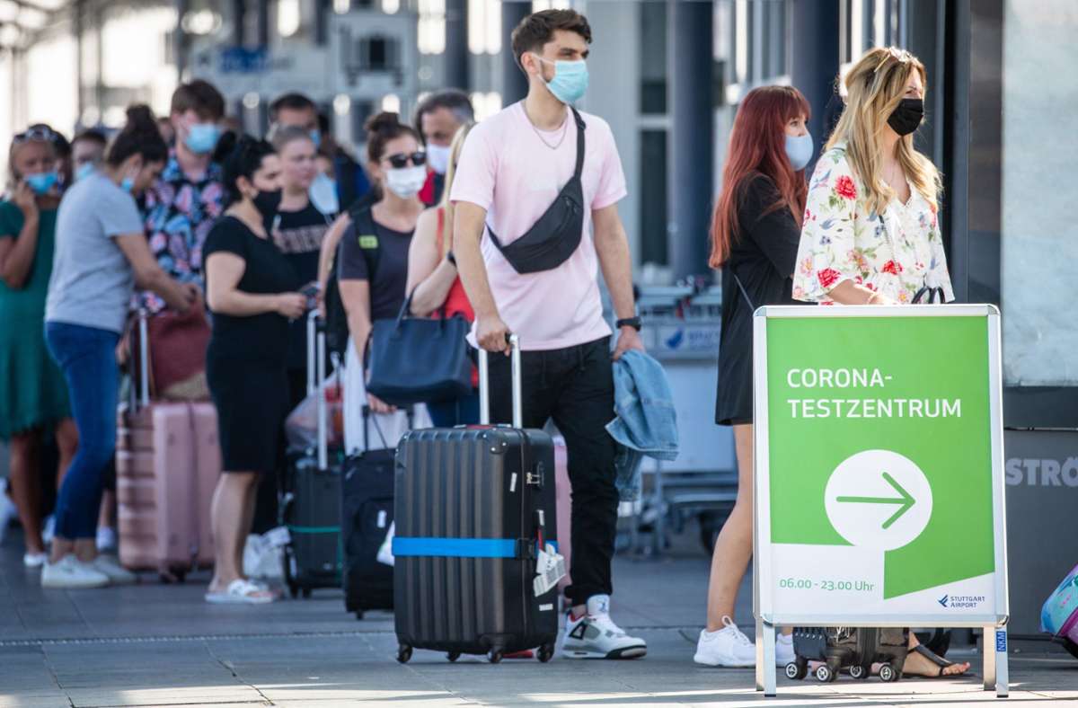 Corona-Testzentrum am Flughafen Stuttgart: Urlauber berichten von Pannen, Zentrum wird neu organisiert