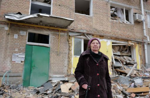 Die 86-jährige Elena steht vor den Trümmern ihres Zuhauses. Foto: Till Mayer