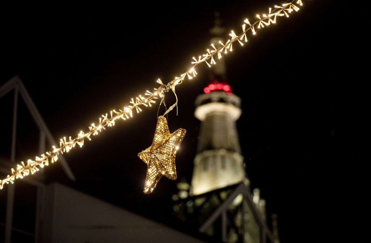 Ein Stern vor einer Kirche in Echterdingen.