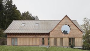 Stilvolles Holzhaus mit großen Augen