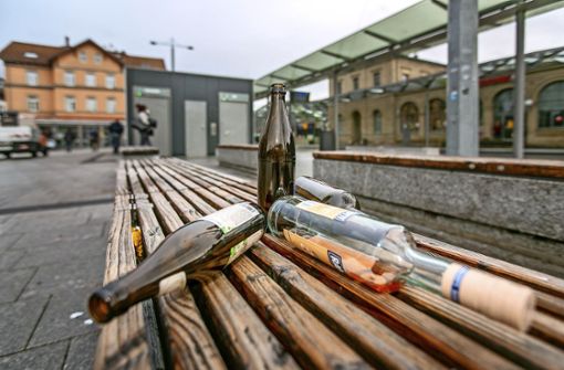 Übermäßiger Alkoholkonsum sorgt schnell  für Ärger. Deshalb gilt am Esslinger Bahnhof ein Alkoholverbot. Foto: Roberto Bulgrin