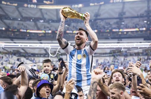 Da ist das Ding: Lionel Messi am Ziel seiner Träume. Foto: dpa/Tom Weller