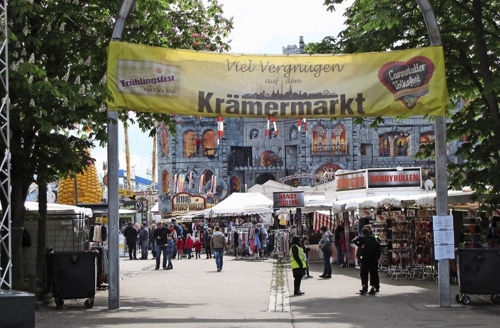Ein Banner begrüßt die Besucher auf dem Krämermarkt.