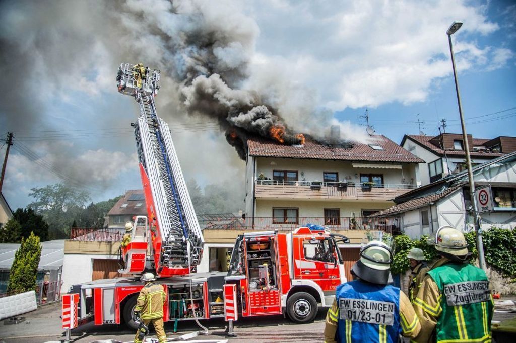 Feuer in Mehrfamilienhaus in Hegensberg: Dachstuhlbrand in Esslingen