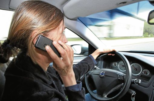 Wer während des Fahrens telefoniert und dabei ertappt wird, muss ein Bußgeld zahlen und erhält einen Punkt in Flensburg. Foto: dpa Quelle: Unbekannt