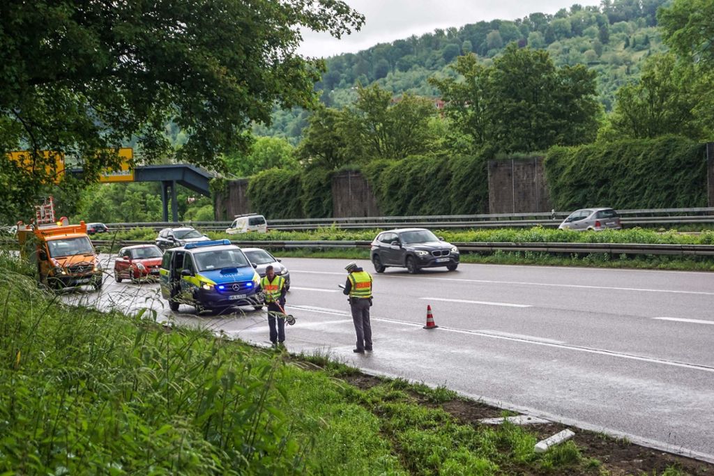 23.5.2016 Auto überschlägt sich auf der B 10 auf Höhe Plochingen - Zwei Verletzte