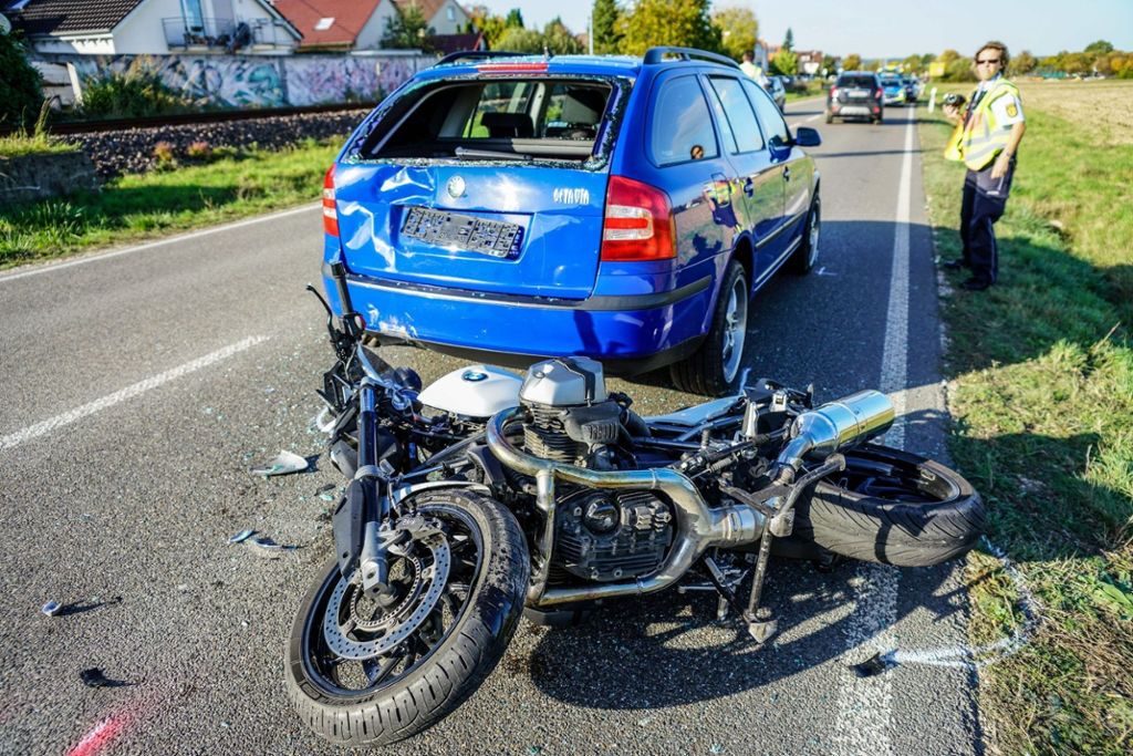 13.10.2019: In Dettingen ist ein Motorrad auf einen Pkw aufgefahren, mehrere Personen verletzten sich.
