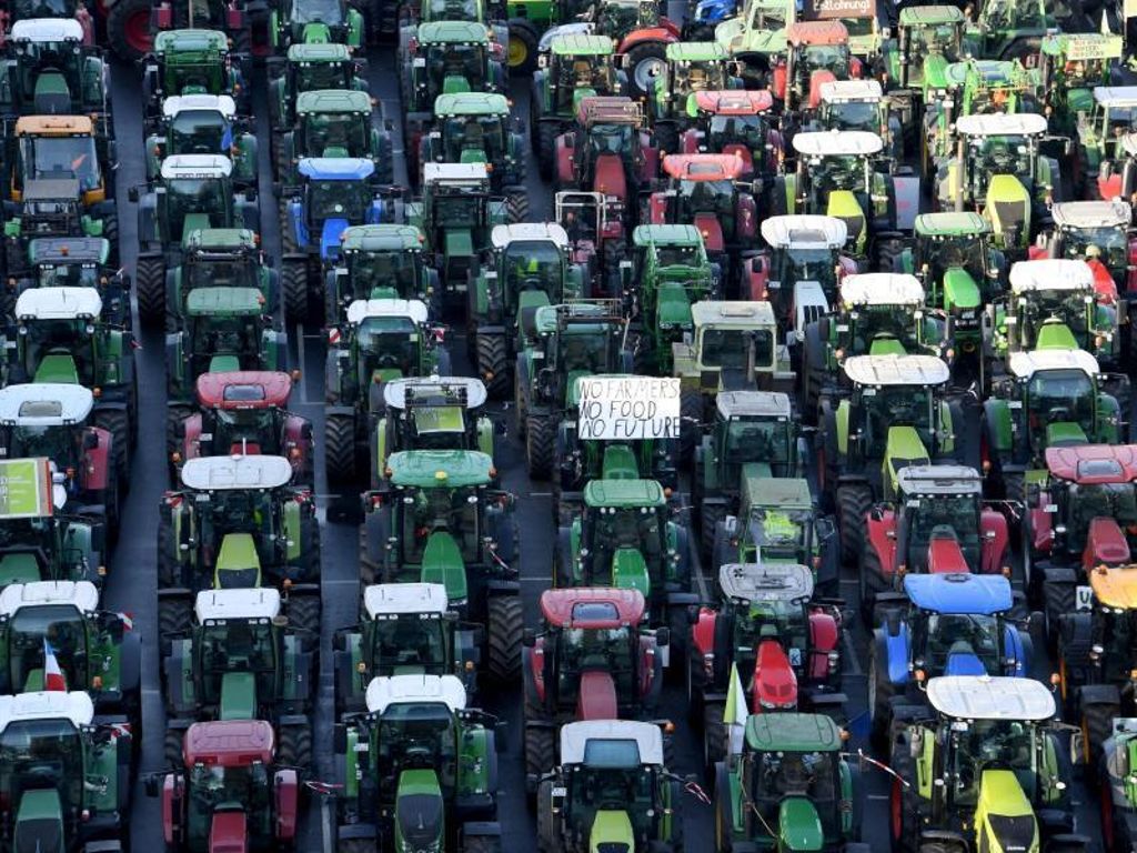 Ordentlich aufgereiht: Hunderte von Traktoren stehen nach einer Sternfahrt auf den Exerzierplatz in Kiel. Foto: Carsten Rehder/dpa