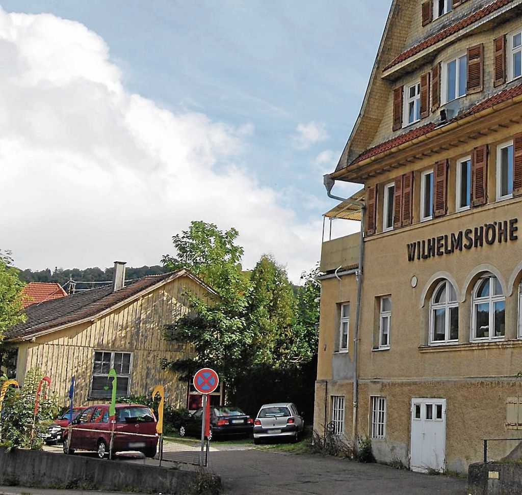 Von außen unscheinbar: Im Holzgebäude links der Geislinger „Wilhelmshöhe“ befindet sich der ehemalige Tanzsaal. Foto: rok