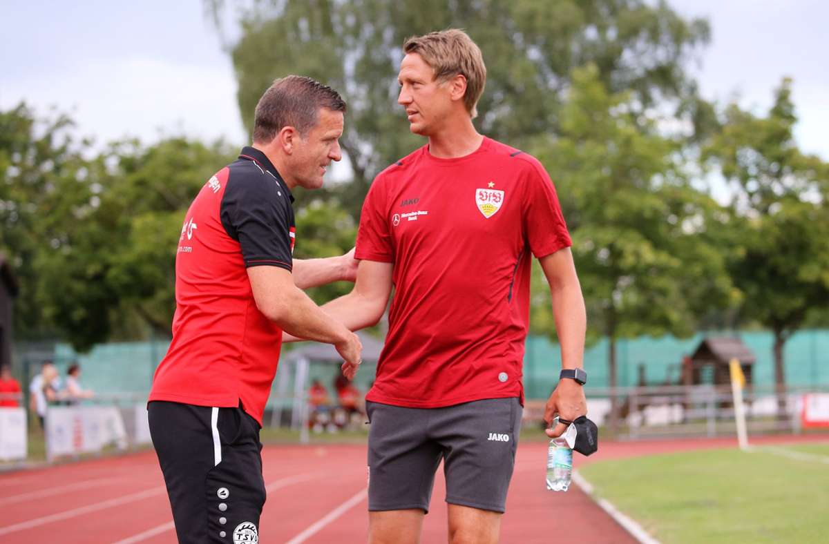Die beiden Trainer Andreas Bross (Oberensingen) und Frank Fahrenhorst begrüßten sich vor der Partie.