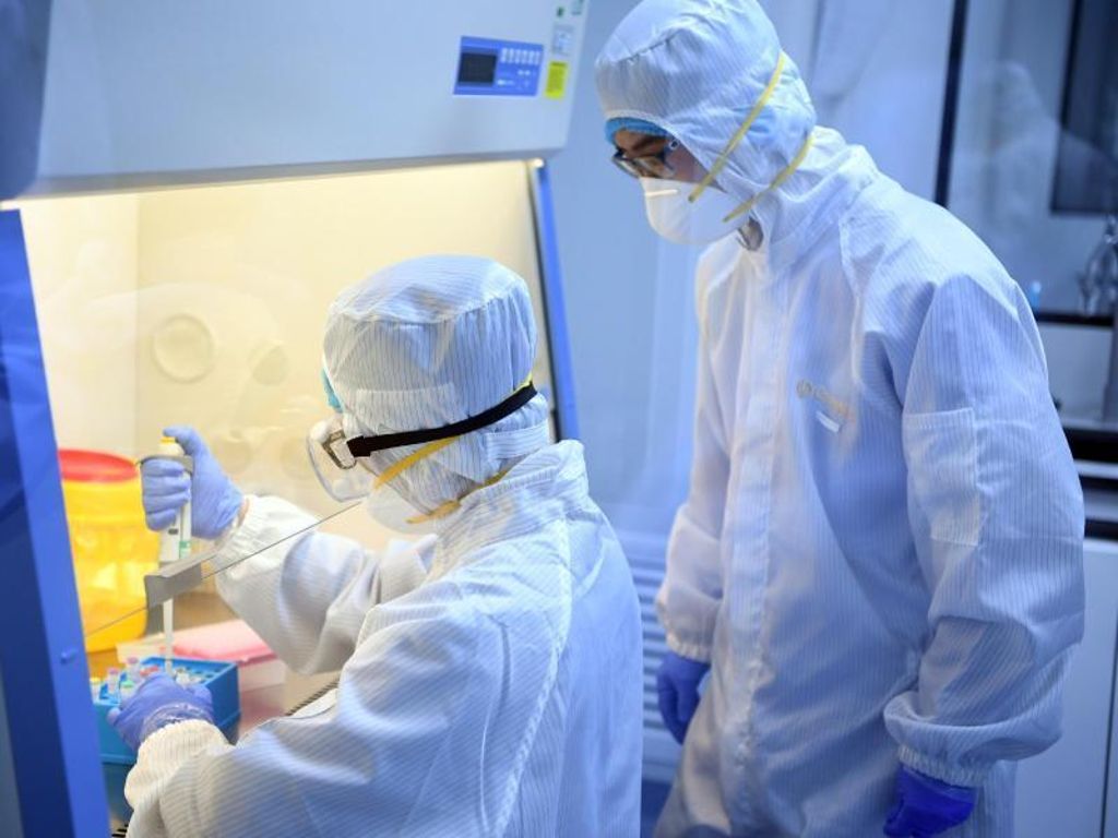 Forscher verpacken Nachweisreagenzien für das neue Coronavirus. Foto: Ma Ping/XinHua/dpa