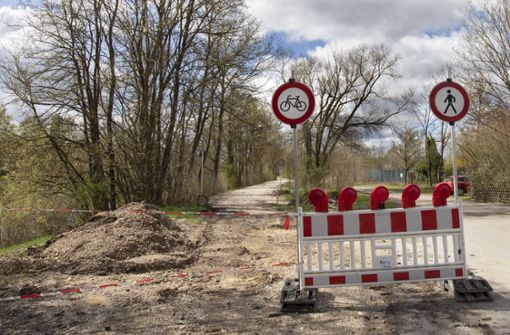 In Wernau weisen Absperrungen auf die Baustelle hin – der Neckartalradweg in Richtung Wendlingen ist gesperrt. Foto: Ines Rudel
