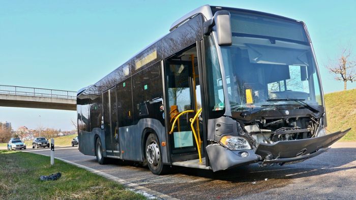 Linienbus kracht in Skoda – 12.000 Euro Schaden