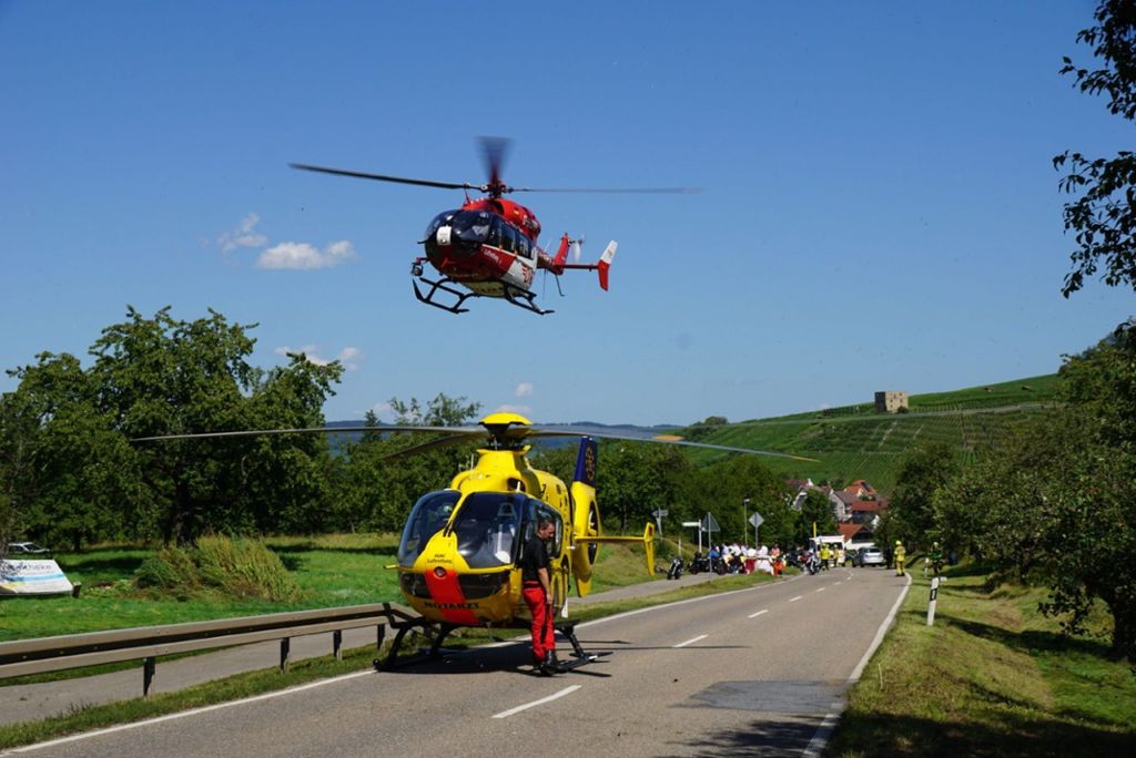 Rettungshubschrauber im Einsatz: Kernen-Stetten: Zwei Schwerverletzte nach Motorradcrash