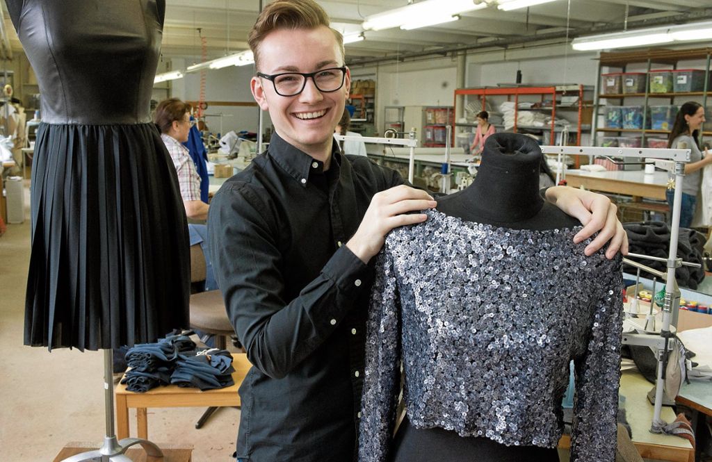 Modedesigner Dennis Dean Fischer liebt schlichte Schnitte. Fürs Stuttgarter Lichterfest hat er ein sanft schimmerndes Pailletten-Shirt kreiert. Fotos: Franke