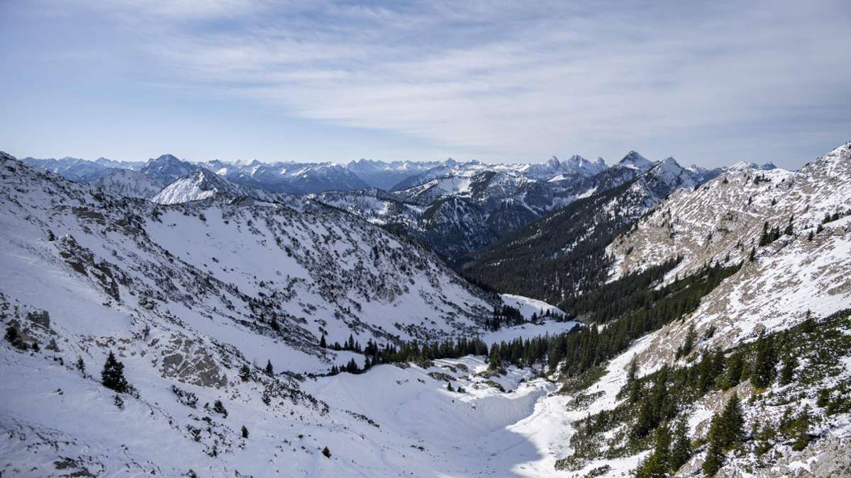 Unglück in den Tiroler Alpen: Junge Skitourengeherin 100 Meter abgestürzt