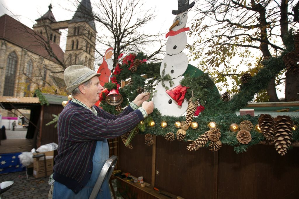 Der Aufbau des Esslinger Mittelalter- und Weihnachtsmarkt läuft auf vollen Touren. So auch bei Holzschnitzer Helmut Hoeschle.