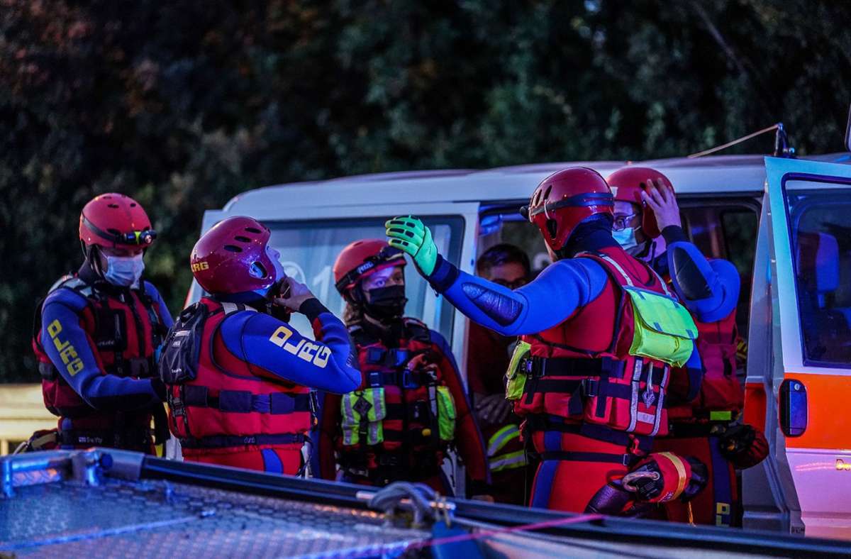 Suchaktion in Wendlingen: Einsatzkräfte suchen vermeintlich vermisste Person im Neckar