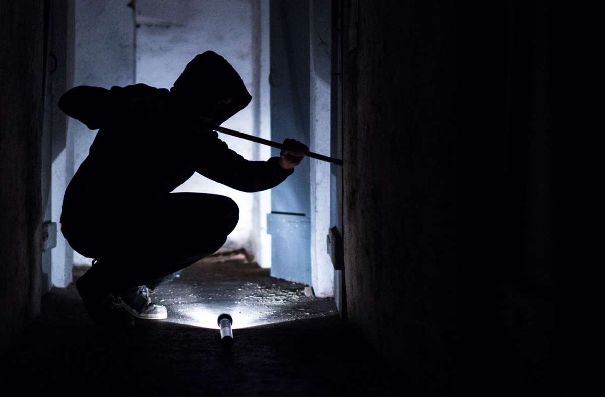 Denkendorf: Einbrecher steigt in Wohnung ein und durchwühlt Schränke