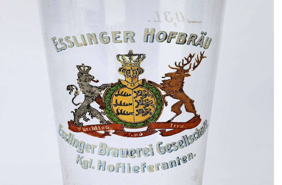 Für ein königliches Prosit mit noblem Design und opulentem Wappen: das Bierglas „Esslinger Hofbräu“ aus den Jahren zwischen 1909 und 1918 Foto: Michael Saile Fotografie