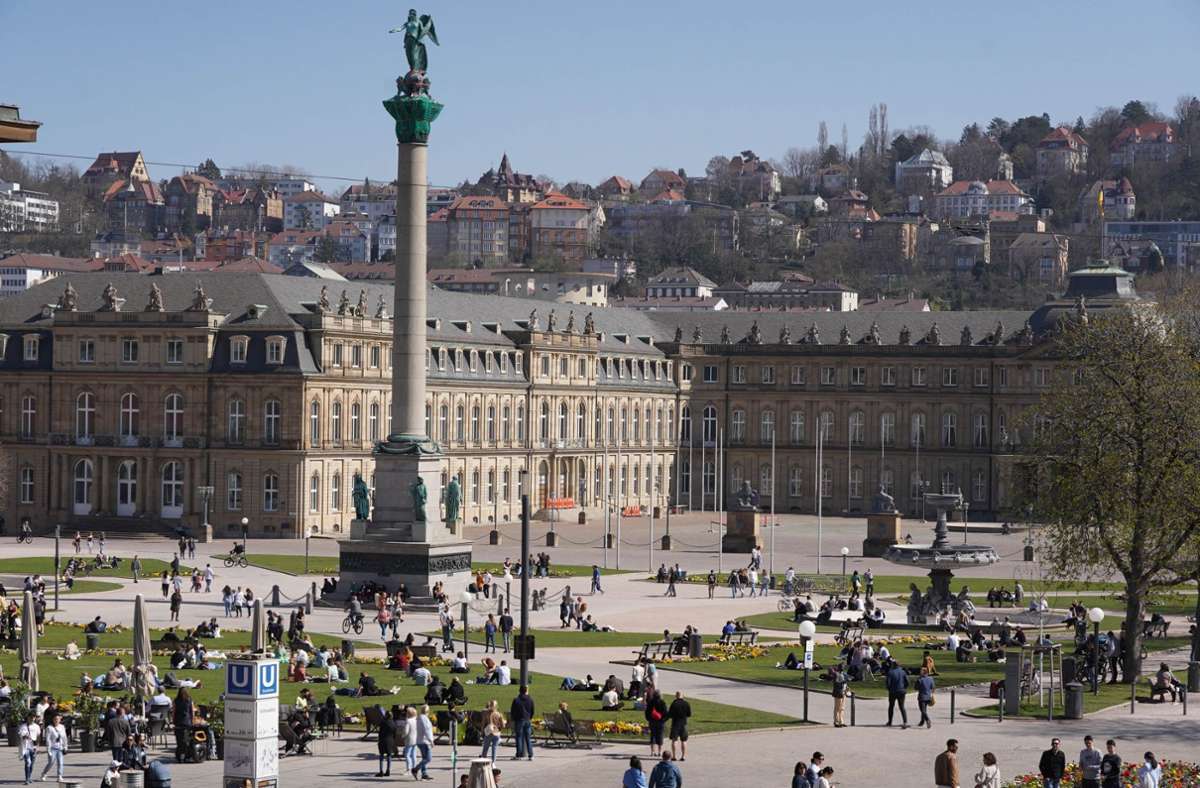 Auf dem Schlossplatz in Stuttgart tummelten sich am Sonntag viele Ausflügler.