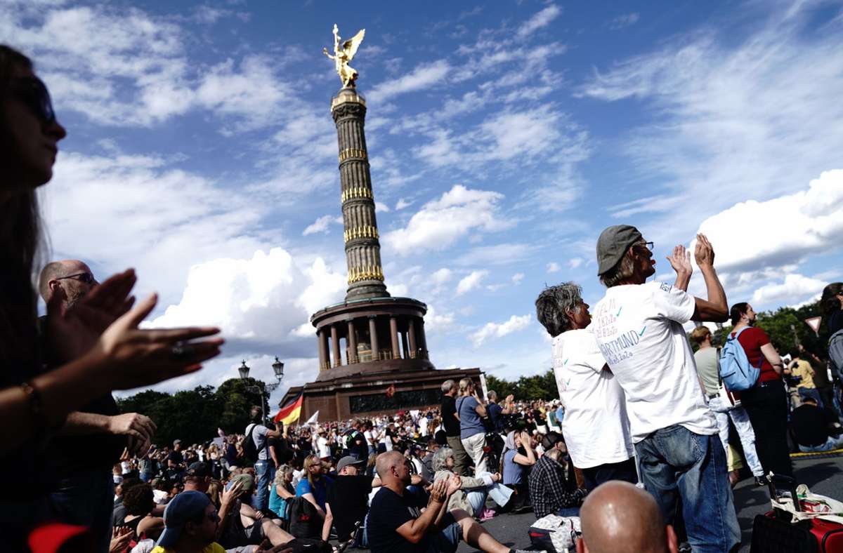 An der Siegessäule in Berlin haben Zehntausende Menschen gegen die staatlichen Corona-Schutzauflagen demonstriert.