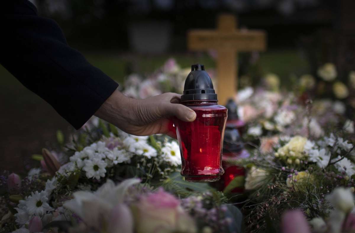 Raub  auf dem Friedhof in Ludwigsburg: Seniorin wird Halskette abgerissen