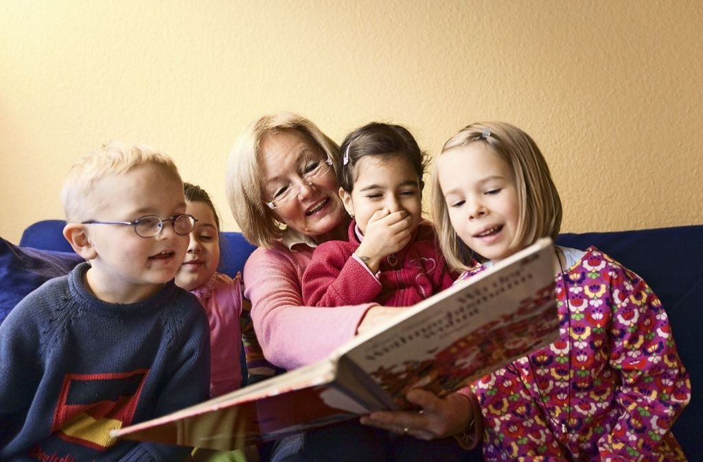Viele Kinder bekommen nicht mehr vorgelesen – Organisation bangt um Finanzierung: Esslingen: Leseriesen bringen Bücher in Kindergärten