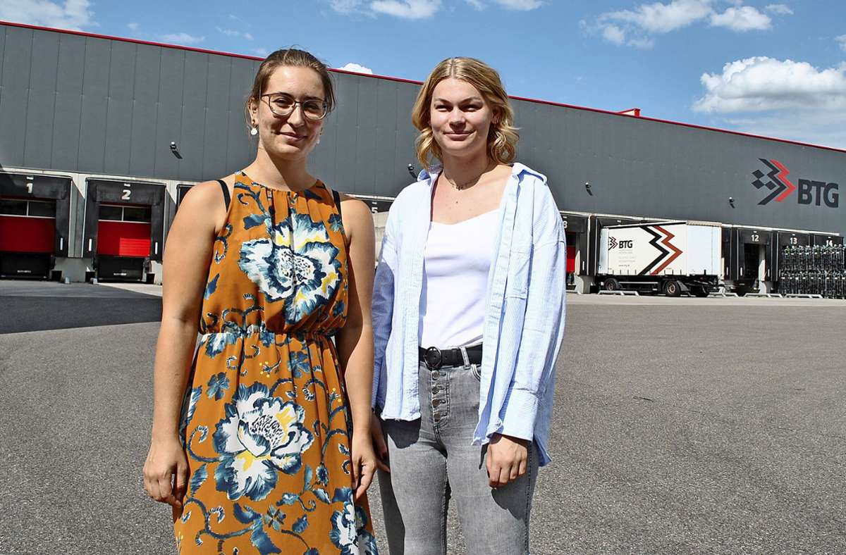 Elena Kaiser und Anna Kurrle (rechts) haben   durch die  Aktion „BetriebsFerien“ zum Beruf und zur  Firma   gefunden. Foto: /Elke Hauptmann