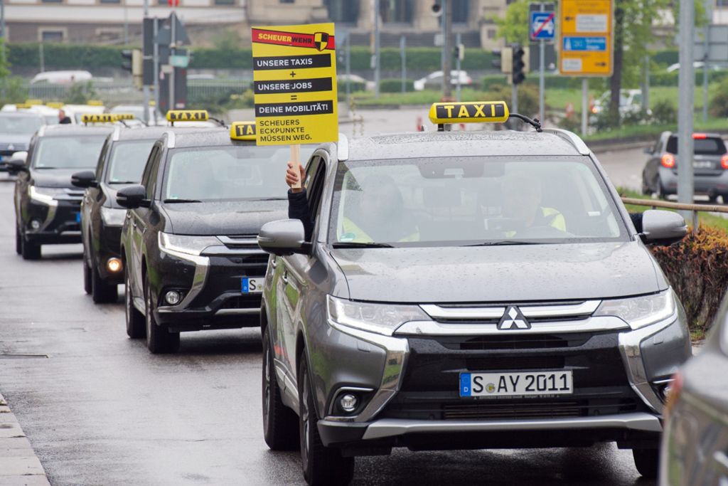 460 Fahrzeuge beteiligten sich an dem Korso: Stuttgart: Protestaktion der Taxifahrer gegen Uber und Co.