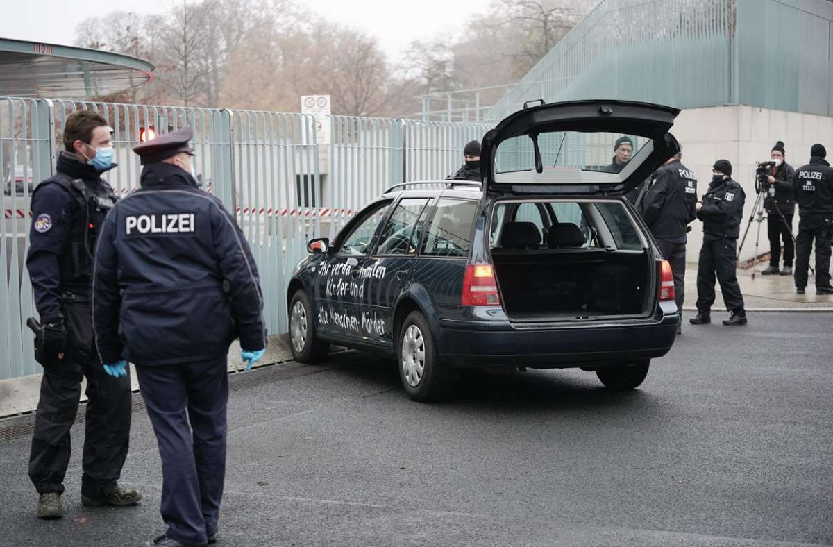 Berlin: Auto mit Protest-Botschaft rammt Tor des Kanzleramts