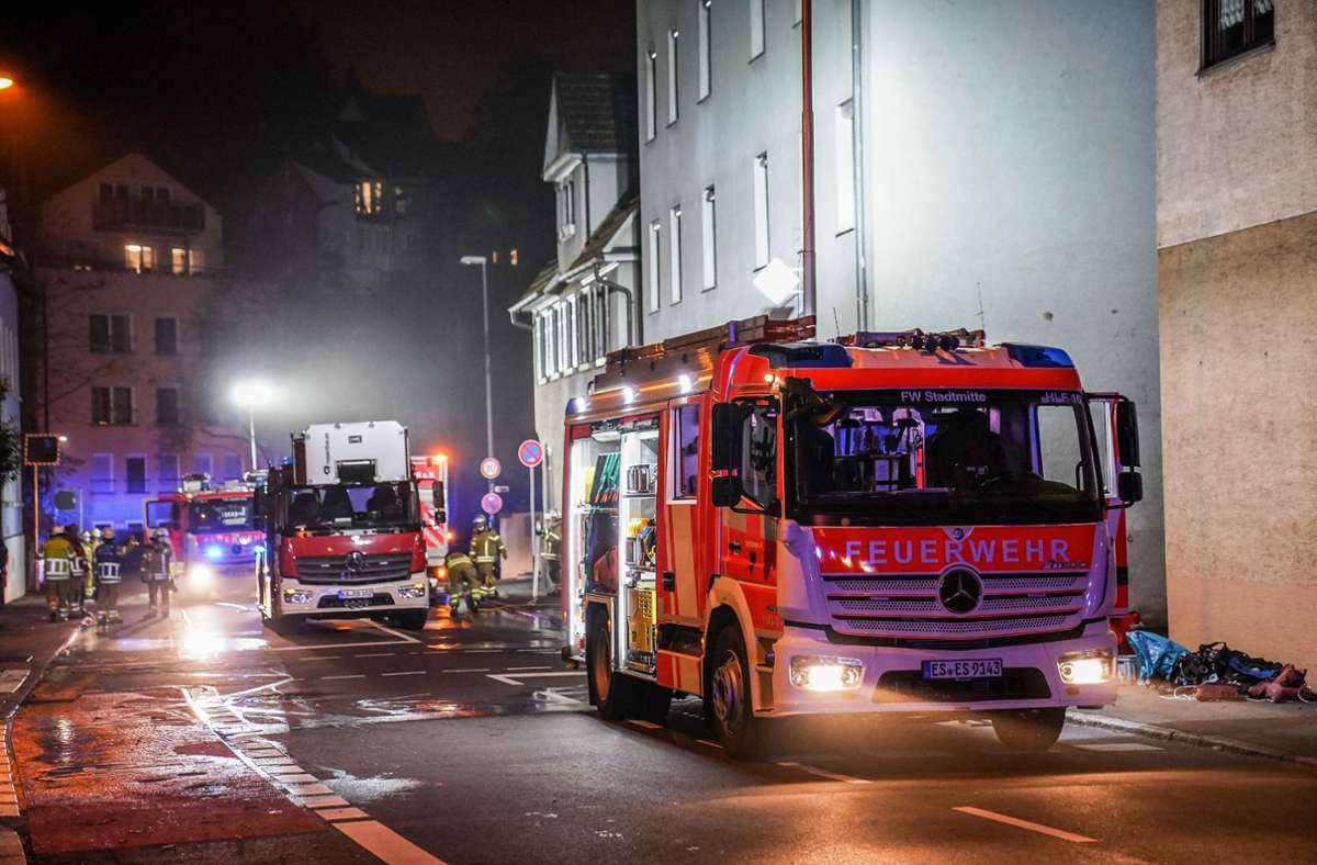 Großeinsatz der Feuerwehr Esslingen: Küchenbrand in Mehrfamilienhaus - Vier Verletzte