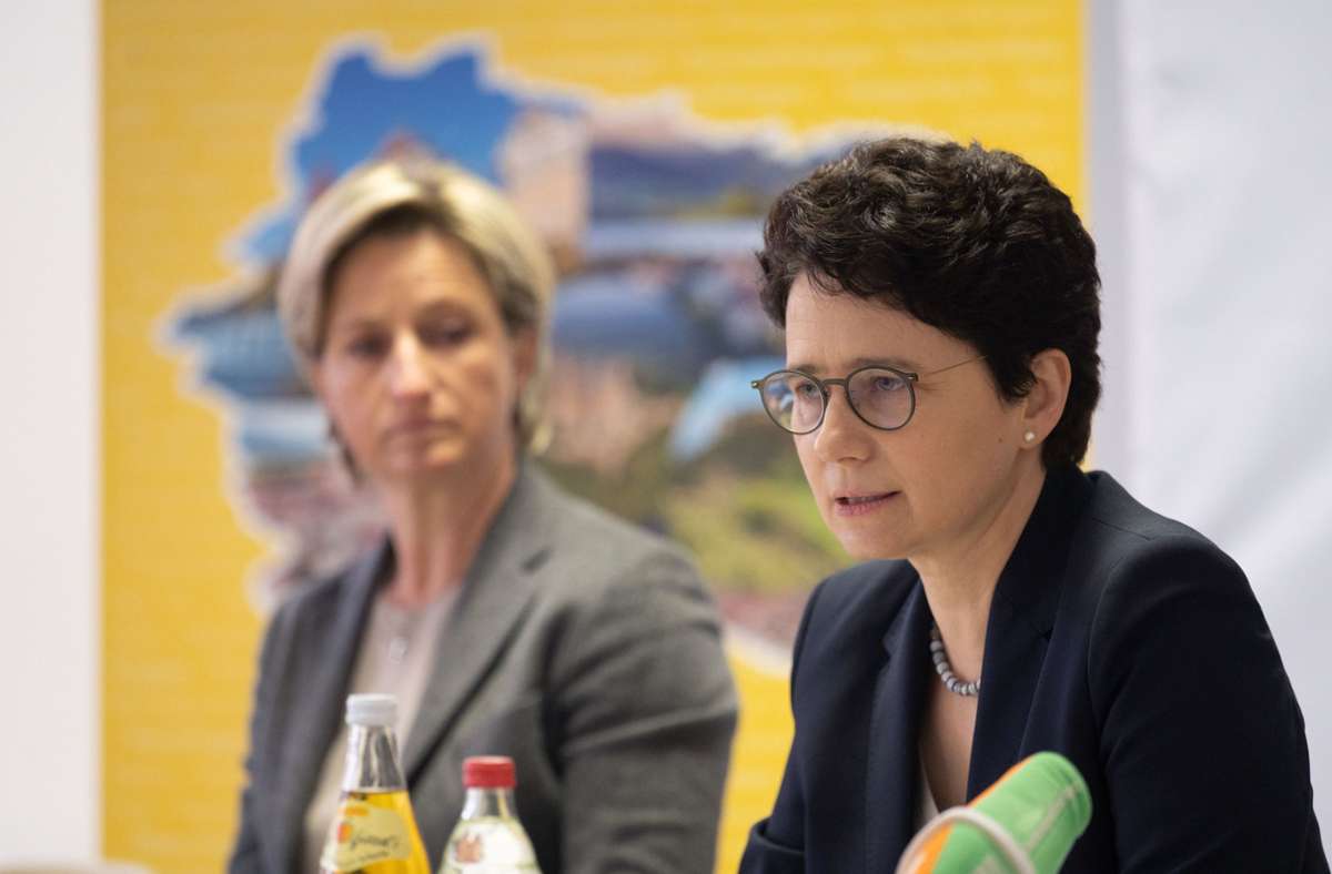 Marion Gentges (CDU, r.), Justizministerin von Baden-Württemberg, und Nicole Hoffmeister-Kraut (CDU), Wirtschaftsministerin von Baden-Württemberg, nehmen an einer Pressekonferenz in der ehemaligen Zollernalb-Kaserne teil.