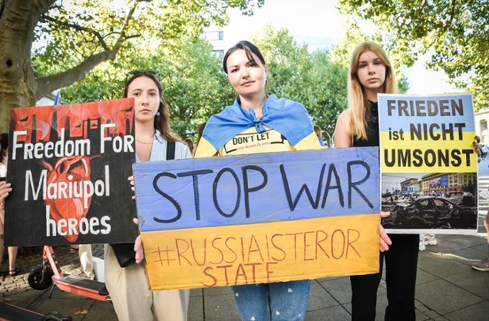 Protest gegen Putins Krieg in Stuttgart: Fokus auf das Schicksal vermisster Zivilisten