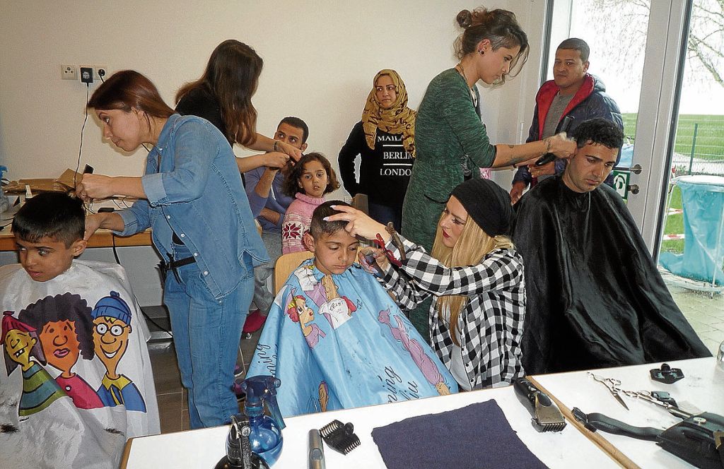 LICHTENWALD: Fünf junge Friseurinnen aus Plochingen und Esslingen machen syrische Familien glücklich: Haarschnitt und Geschenke für Flüchtlinge