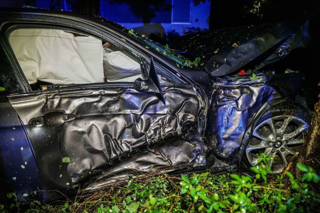 13.7.2019 Kirchheim: Berauschter Fahrer rast durch den Ort und rammt eine Laterne und mehrere Bäume – Fahrer schwerverletzt.