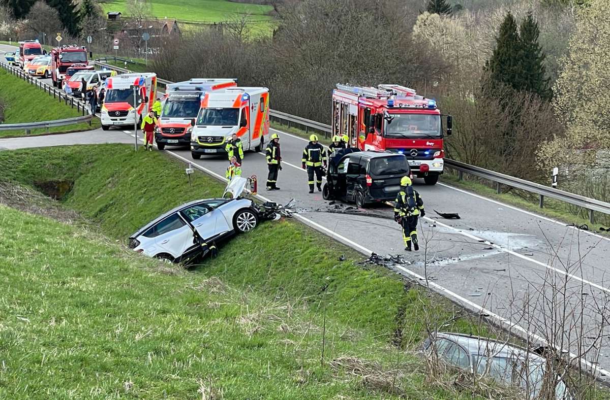 B28 bei Dornstetten: Neun Verletzte bei Autounfall - darunter drei Kinder