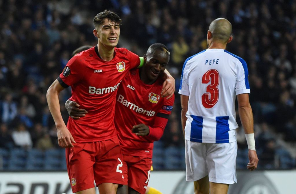 Bayer-Profi Kai Havertz (li.) feiert sein Tor gegen den FC Porto mit Moussa Diaby – Abwehrmann Pepe kann nur neidisch zuschauen.