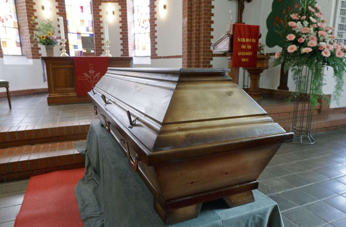 Beerdigungen in Baden-Württemberg: Kretschmann rechtfertigt strenge Corona-Regeln für Trauerfeiern