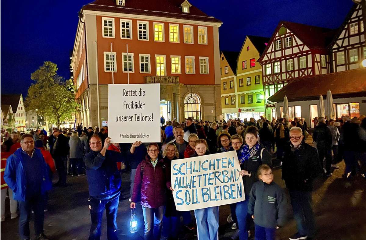 Demo bei Ratssitzung in Schorndorf: Aufstand gegen drohende Bäderschließung
