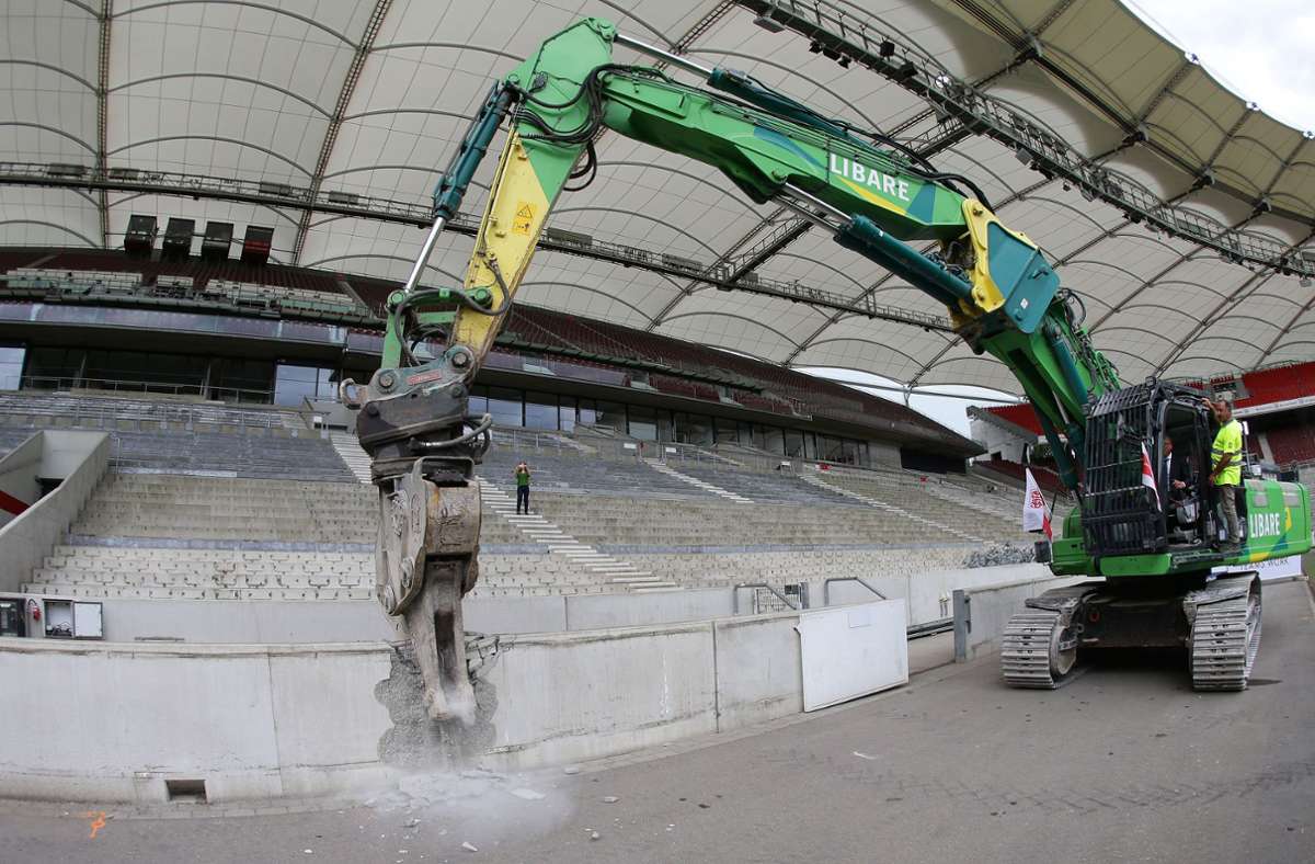 Min einem symbolischen Akt hat am Freitag der Umbau der Mercedes-Benz-Arena begonnen.