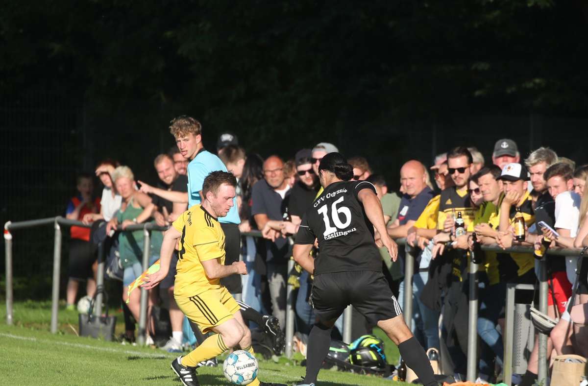 Zweikämpfe wie hier zwischen Andreas Wittich (links) und Sandokan Hatip und viele Zuschauer  – das ist Relegation. Foto: /Herbert Rudel